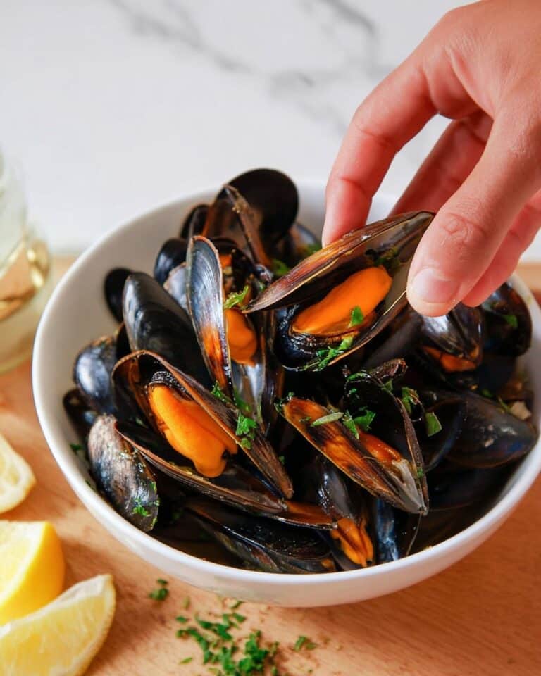 Steamed Mussels in White Wine (Moules Marinière) Recipe